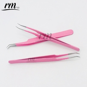 Pince à épiler pour cils RMI Baby Pink Powder Coated Color And Silver Tip, en acier inoxydable, pointe à 45 degrés. - Product Image 6