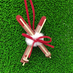 Décoration de Noël artisanale en bois en forme de luge avec ruban rouge et accent en fourrure pour la décoration de la maison pendant les fêtes - Product Image 2