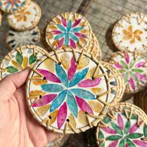 Posavasos de Bar de Lujo Ligero, Ecológico, con Aislamiento Térmico, Borde de Mimbre Tejido a Mano y Concha de Color, Redondo de 10 cm - Product Image 3