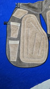 Tablier de fermeur équestre en cuir sur mesure de haute qualité pour la coupe professionnelle des sabots – Équipement de protection équestre en gros - Product Image 4