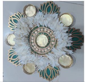 Lanterne florale en résine faite à la main avec plumes blanches et accents rouges et dorés, porte-bougie décoratif pour la maison, les fêtes et les mariages - Product Image 2