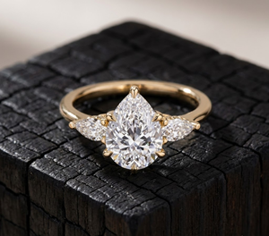 Bague de fiançailles en diamant de laboratoire taille poire, trio parfait, avec 3 pierres et diamants latéraux taille poire, plaqué or 18K 14K, bijoux fins pour femme - Product Image 1