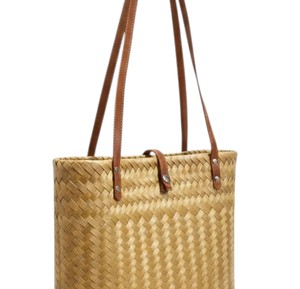 Sac fourre-tout sophistiqué en plastique tressé fait main et sac artisanal minimaliste doré pour femme, idéal pour le shopping - Product Image 2