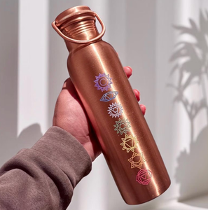 Botella de Cobre Hecha a Mano Tradicional India con Asa Ergonómica y Tapa con Símbolos de los Siete Chakras, Superficie de Metal Puro para Bebidas - Product Image 4