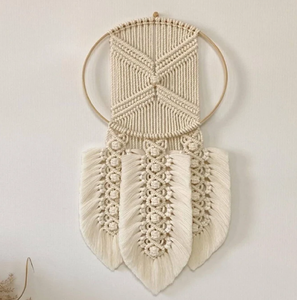 Atrapasueños de macramé verde salvia con diseño de árbol de la vida, con flecos geométricos tejidos, disponible a precios de mayorista. - Product Image 3