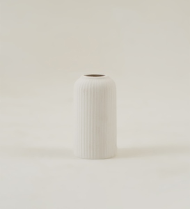 Jarrón de Cerámica Minimalista con Acabado Mate y Diseño Acanalado, Decoración de Mesa, 8-16 Pulgadas de Alto, 4-8 Pulgadas de Ancho - Product Image 1