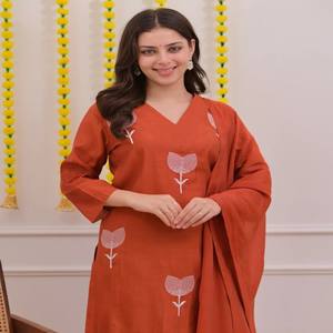Conjunto de Kurta Naranja Elegante VASTRA COTTAGE con Top Bordado, Pantalón, Dupatta de Encaje Chanderi, Ropa Tradicional Étnica - Product Image 2