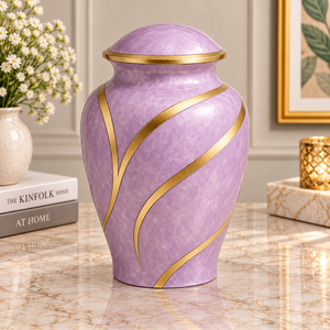 Urne funéraire en métal lilas avec élégantes détails ondulés dorés, corps arrondi, couvercle ajusté, récipient commémoratif pour cendres - Product Image 1