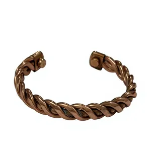 Brazalete de Terapia Magnética de Cobre Puro de Alta Calidad con Motivo en Espiral Diagonal y Múltiples Imanes Internos para Bioenergía y Sanación - Product Image 4