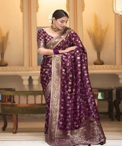 Sari de Seda Morado con Bordado Dorado Zari, Traje Tradicional Indio para Bodas, Sari Largo Estilo Banarasi Drapeado para Mujer - Product Image 1