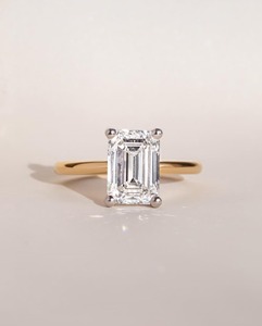 แหวนมินิมอลทอง 14K สองสี ประดับมอสซาไนต์ทรงเหลี่ยมมรกต 4 กรงเล็บ ขนาด 2 มม. แหวนแต่งงานทันสมัย - Product Image 6