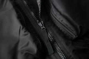 Chaqueta Bomber Clásica de Satén Negra Personalizable para Hombre, Estilo Varsity, Otoño-Invierno, Casual, Corta, Oversize, con Bolsillos Personalizables - Product Image 6