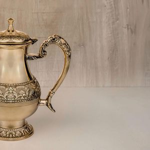 Carafe à eau en laiton artisanale avec motif floral, pichet en laiton avec poignée pour la salle à manger, la cuisine, les hôtels, les cadeaux - Product Image 2