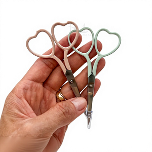 Tijeras de Manicura en Forma de Corazón de 5 Colores Diferentes, Acero Inoxidable, Punta Afilada, Cortacutículas, Herramienta de Belleza Duradera para Diestros - Product Image 1