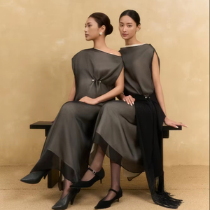 Robe longue en organza de soie rayée pour femme, épaule asymétrique, fente latérale, détail boutonné, coupe ample, respirante et élégante - Product Image 1
