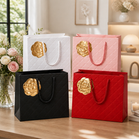 Sac en papier couché de luxe, imperméable, recyclable, 210 g/m², couleur unie, gaufré, pour vêtements, cosmétiques, cadeaux, en gros, logo personnalisé