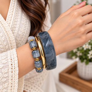 Ensemble de bracelets modernes en résine grise, faits à la main, larges et imposants, avec bracelet perlé et accent métallique doré pour femmes - Product Image 1