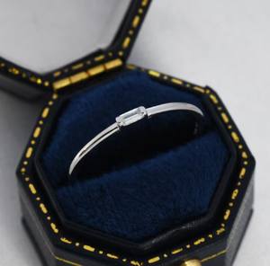 Anillo Minimalista de Plata de Ley con Circonita Cúbica en Forma de Baguette, en Plata o Oro - Product Image 2