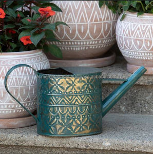 Arrosoir en fer vintage en métal gaufré avec finition faite à la main, parfait pour l'entretien élégant des fleurs de jardin et l'utilisation décorative - Product Image 2