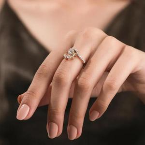 Anillo de Oro Amarillo Macizo con Diamantes de Corte Redondo en Diseño de Remolino, Engaste Graduado en Pavé, Espiral Única y Onda Bypass, Elegante y Distintivo - Product Image 4
