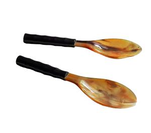 Ensemble de serveurs à salade en corne et en résine, bois naturel avec 2 spatules, ustensiles durables faits à la main - Product Image 1