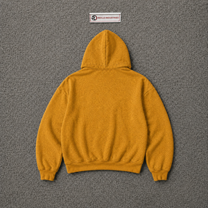 Sweat-shirt à capuche graphique doré avec lettrage graffiti blanc audacieux, texturé, coupe oversize, style streetwear, mode urbaine décontractée - Product Image 6