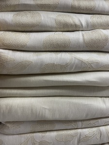 Tissu 100% viscose pure, 44 pouces |   Tissu de robe en jacquard floral |   Vêtements et tissus d'ameublement durables - Product Image 5
