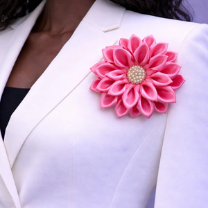 Broche de Flores con Patrón Rosa y Verde, Elegante Pin Floral para Ropa de Mujer, Accesorio de Moda con Pétalos de Tela Únicos - Product Image 1