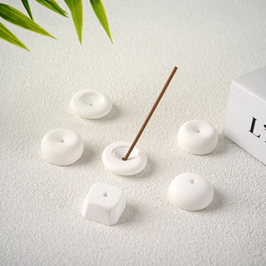 Porte-encens en céramique blanche, brûleur d'encens fait main, support minimaliste d'aromathérapie pour la méditation et la décoration intérieure - Product Image 1