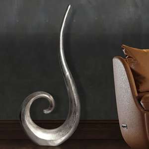 Vase de table moderne en métal fait main, finition argentée, design incurvé, sculpture décorative - Product Image 4