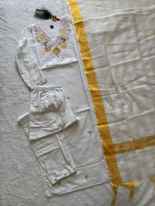 Ensemble kurta et pantalon en coton tendance avec broderies, coupe classique pour femmes, pour un usage décontracté, de Samp Corporation - Product Image 3