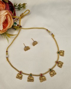 Collar ligero con diseño de elefante y pendientes a juego, chapado en oro sobre latón, para ocasiones festivas, joyería de templo del sur de la India. - Product Image 4
