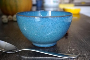 Bol à soupe en céramique émaillée turquoise vibrant, design incurvé profond, intérieur lisse, durable, sans danger pour les aliments, idéal pour des repas quotidiens élégants - Product Image 2