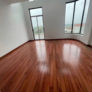 Meubles d'intérieur de luxe et panneaux muraux pour la décoration intérieure, parquet en bois d'acajou du milieu du siècle, fournisseur de bois écoresponsable d'Asie du Sud-Est - Product Image 1