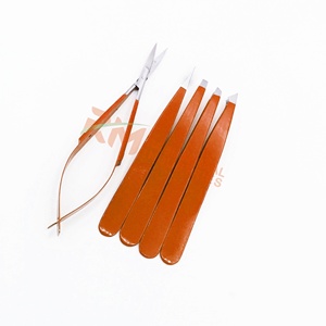 Juego de pinzas y tijeras para cejas RMI con punta plateada mate y recubrimiento en polvo naranja oscuro. - Product Image 1