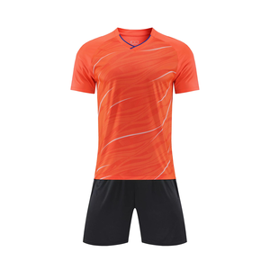 Ensemble de maillots de football unisexes personnalisés, col en V, manches courtes, shorts rouges et noirs, tissu respirant, coupe athlétique, toutes saisons, 100% polyester - Product Image 4