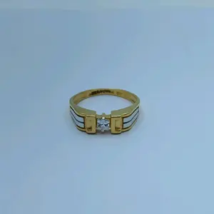 Bague pour homme en or jaune avec pierre claire taille carrée et incrustation blanche, design moderne et classique - Product Image 1
