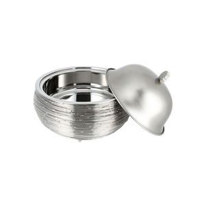 Elegante cacerola de metal plateado con tapa y asa con acabado dorado, perfecta para servir en la cocina real y para decoración festiva. - Product Image 5