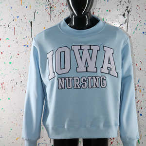 Sweat-shirt à col montant IOWA NURSING bleu ciel, 100% blanc, broderie appliquée, col large, URBAN PRODUCTIONS - Product Image 1