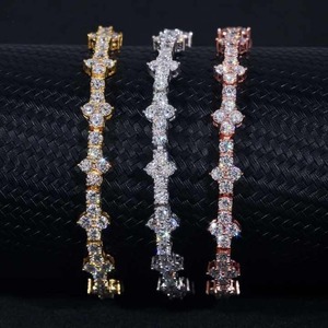 Bracelet en moissanite de qualité supérieure, bijou de luxe étincelant pour les fêtes et occasions spéciales, en vente - Product Image 3
