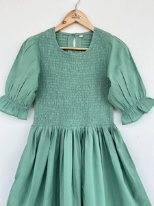 Robe longue en coton smocké vert sauge pour femme, manches bouffantes, à volants, couleur unie, tenue d'été pour les vacances, vente en gros - Product Image 3