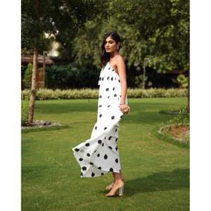 Robe longue asymétrique à pois pour femme, teinte à la main noir et blanc, tenue de plage estivale - Product Image 2