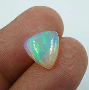 พลอยโอปอลเอธิโอเปียธรรมชาติ 2.50 กะรัต รูปทรงทริลเลียน คาโบชอง สีเล่นแสง/สีไฟ ยี่ห้อ HAYAAT GEMS ขนาด 11.7x11.5x3.8 มม. ของขวัญสำหรับเธอ - Product Image 6