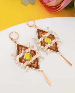 Boucles d'oreilles perlées faites à la main, motif géométrique, ton or, bijoux fantaisie, design exquis - Product Image 3