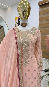 ชุดสัลวาร์ คามีซสีชมพูประดับลูกปัด เสื้อคุर्ตาตัวยาว ผ้าคลุมไหล่ กางเกงปาลาซโซ่ เหมาะสำหรับงานแต่งงาน งานรับปริญญา และงานเลี้ยงต่างๆ สำหรับผู้หญิง - Product Image 2