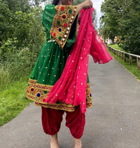 Vestido Afgano Bordado a la Moda, Hecho a Mano, Estilo Tribal Balochi, Vestido Étnico Kuchi, Hecho en Pakistán, Vestido Afgano Tradicional - Product Image 4