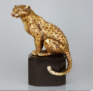 Léopard brun et doré tacheté, réaliste, assis sur un piédestal noir élégant, disponible à prix de gros. - Product Image 1