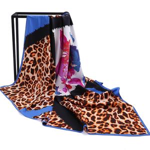 Écharpe en satin de soie rose à imprimé chaîne dorée baroque pour femme, élégant hijab, grand châle carré de 90 cm, foulard de luxe, accessoire de mode - Product Image 3