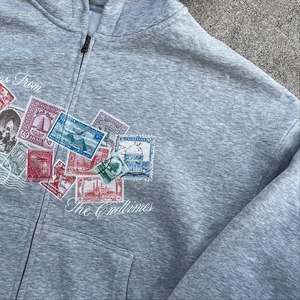 Sudadera con capucha gris jaspeado personalizada, de algodón grueso, estilo urbano, con estampado gráfico, marca privada, con cremallera completa y forro polar. - Product Image 3