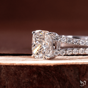 แหวนเพชรทรงยาว 1 กะรัต รูปทรงคุชชั่นคัท ฝังเพชรแบบสปลิตพาเว่ วงแหวนทองคำขาว 10K รับรองโดย IGI แหวนหมั้น - Product Image 2